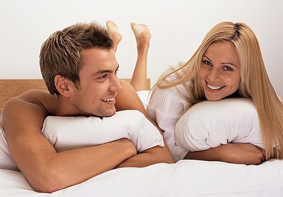 Donna con un uomo che ha aumentato la potenza