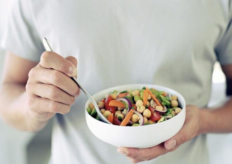 Mangia insalata di verdure per aumentare la potenza